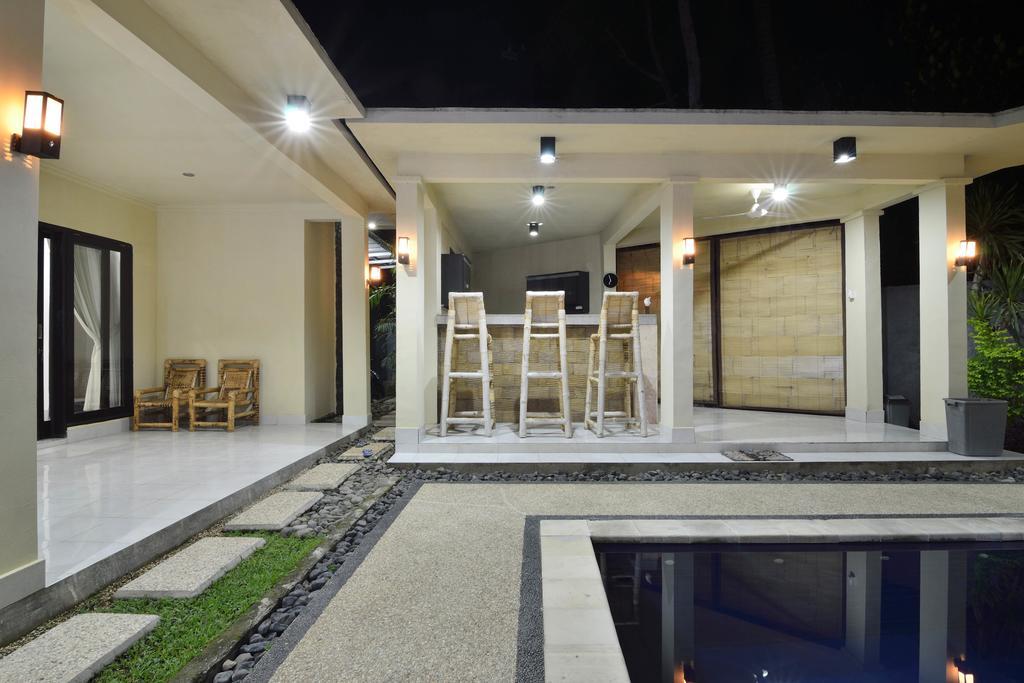 Santai Villa Kuta  Habitación foto